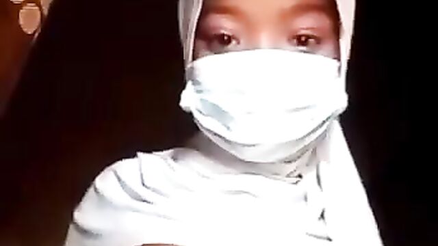 Muslim Girl Caught Showing Her Big Breasts To Her Boyfriend In Public - 4 image