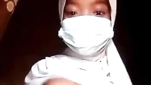 Muslim Girl Caught Showing Her Big Breasts To Her Boyfriend In Public - 5 image