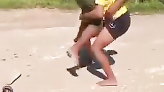 Mzansi Girl Body Slams Her Opponent WWE Style While Fighting Over A Boyfriend In Public - 5 image