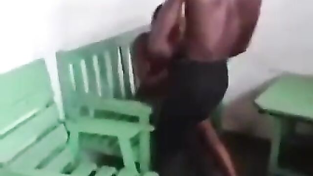 Naked Nigerian Prostitute Fighting Her Client In Public For Not Paying Her After Sex - 5 image