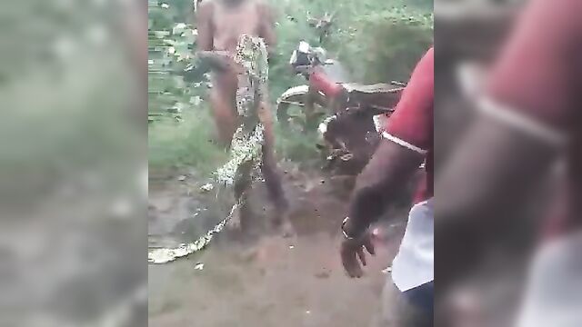 Nigerian Slut Stripped Naked And Beaten In Public Market For Allegedly Wanting To Buy Killer Charm - 3 image