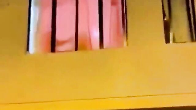 Wow! Dude decides to surprise his girlfriend, but catches her sucking another man’s dick! - 5 image