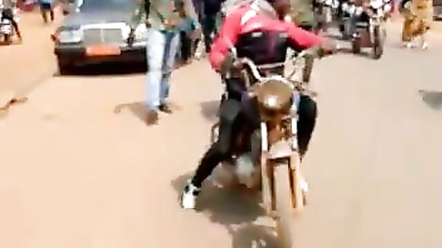 Must Watch: Lady walking around naked on the streets in broad daylight for money ritual! - 1 image