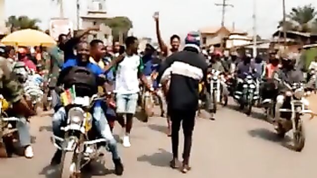 Must Watch: Lady walking around naked on the streets in broad daylight for money ritual! - 3 image