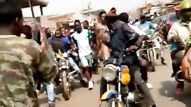 Must Watch: Lady walking around naked on the streets in broad daylight for money ritual! - 4 image