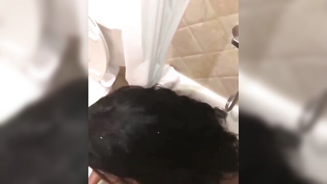 Naked whore gives dude blow job after getting peed on - 5 image