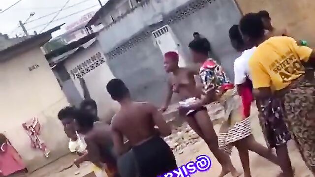2 African girls with small breasts and ass fighting over a man in public - 1 image