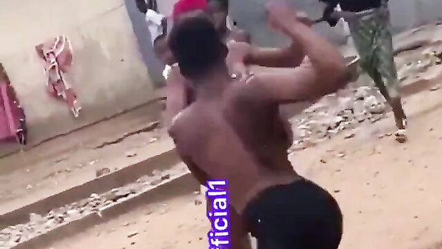2 African girls with small breasts and ass fighting over a man in public - 3 image