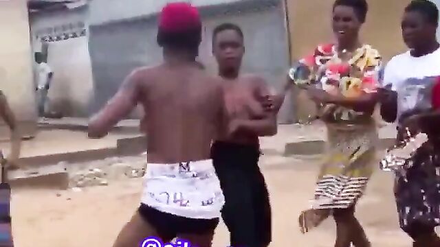 2 African girls with small breasts and ass fighting over a man in public - 4 image