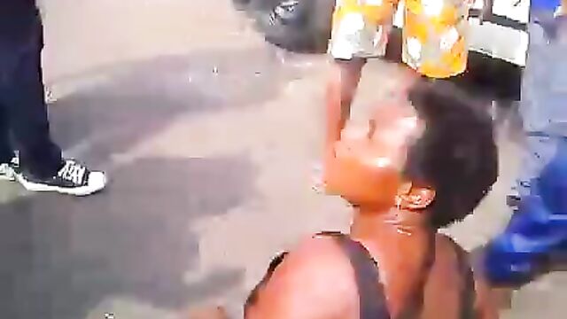 ‘Mad’ woman strips naked in broad daylight, shows ass - 4 image