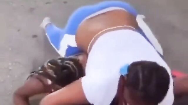 Big breasts fly out in public as 2 black girls fight over white boyfriend - 3 image