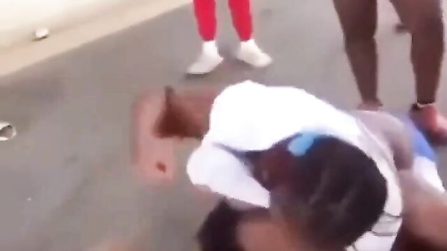 Big breasts fly out in public as 2 black girls fight over white boyfriend - 4 image