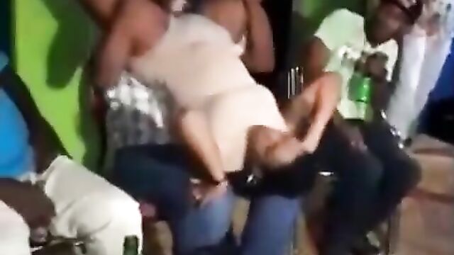 Man licks pussy of twerking lady at a hotel party - 3 image