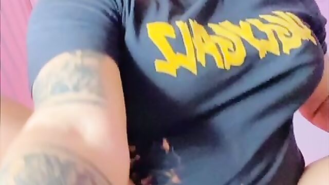 Girl films herself eating from her pussy! - 1 image