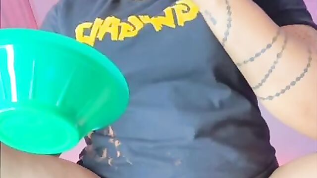 Girl films herself eating from her pussy! - 4 image