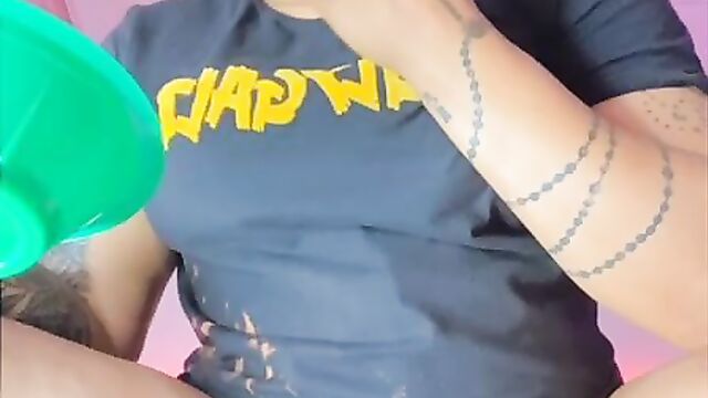 Girl films herself eating from her pussy! - 5 image