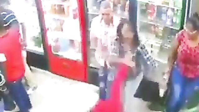Girlfriend beats up side chick in public for grabbing her man’s balls in front of her! - 3 image