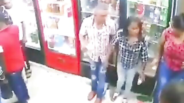 Girlfriend beats up side chick in public for grabbing her man’s balls in front of her! - 4 image