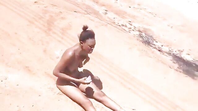 Ghanaian lady strips naked in public and curses her boyfriend for dumping her for another girl - 5 image