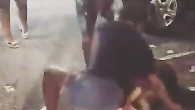 Boobs out as chicks fight over a sugar daddy’s money in public - 5 image