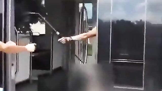 Naked man slaps police officer - 3 image