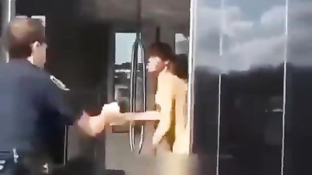 Naked man slaps police officer - 4 image