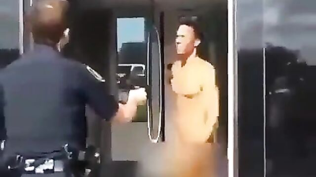 Naked man slaps police officer - 5 image