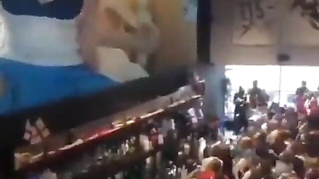 LOL: Men going wild over boobs in public - 3 image