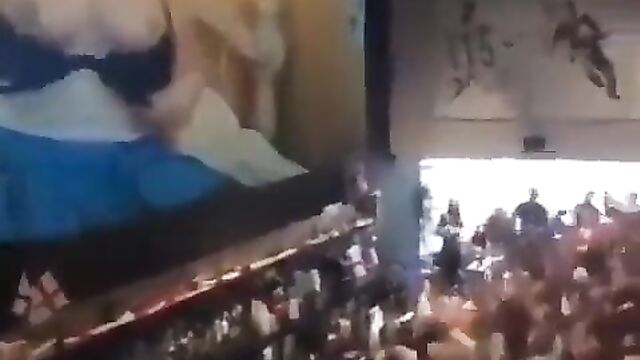 LOL: Men going wild over boobs in public - 4 image