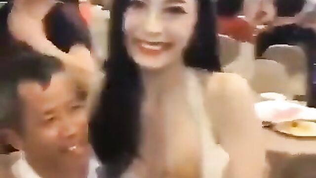 Pressing the breast of a beauty queen ? - 1 image