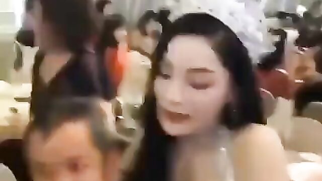 Pressing the breast of a beauty queen ? - 3 image