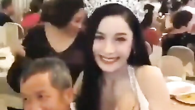 Pressing the breast of a beauty queen ? - 4 image