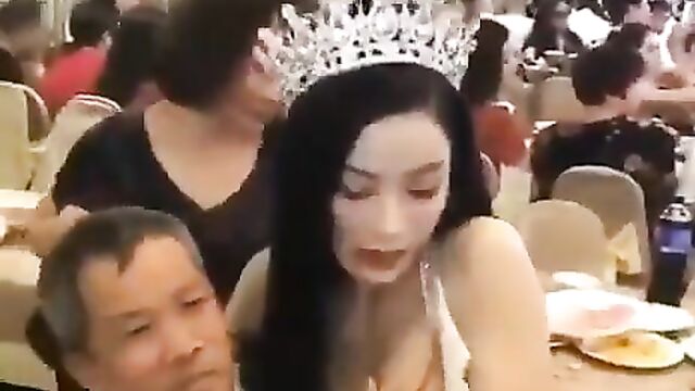 Pressing the breast of a beauty queen ? - 5 image