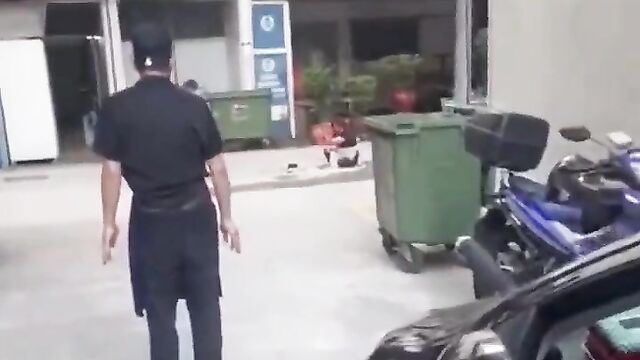 Crazy dude assaults his woman with glass for allegedly cheating on him (Graphic!! 18+) - 1 image