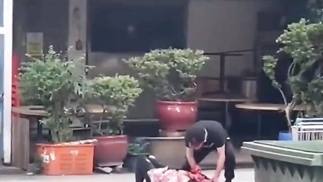 Crazy dude assaults his woman with glass for allegedly cheating on him (Graphic!! 18+) - 5 image