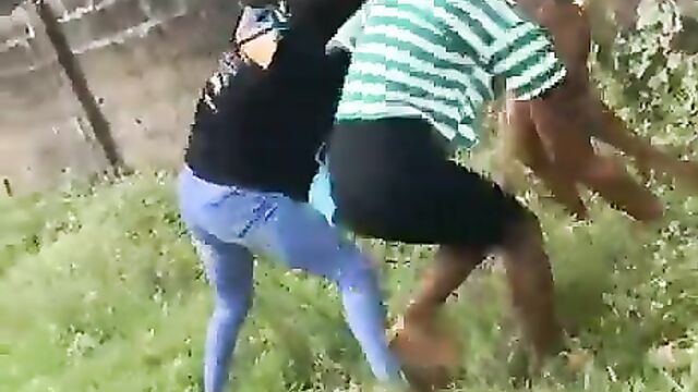 Breasts exposed as 2 big girls fight over sugar daddy - 4 image