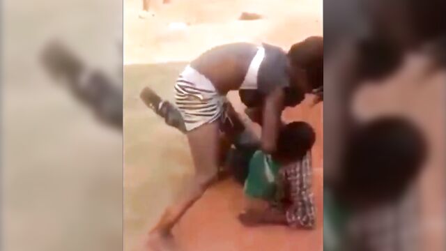 Angry wife beats husband in street fight - 4 image