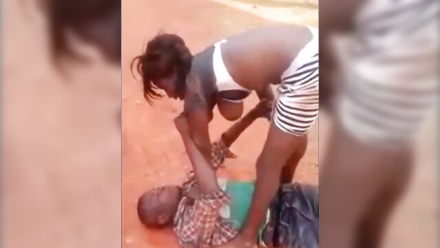 Angry wife beats husband in street fight