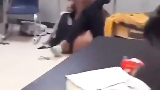 Ass exposed as 2 big girls fight in public - 4 image