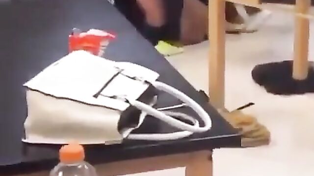 Ass exposed as 2 big girls fight in public - 5 image