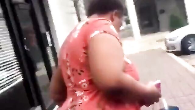 Chick shaking her big ass anyhow, anywhere… Watch Till The End!