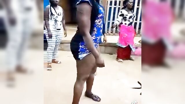 Ass exposed in public as wife fights street whore for snatching her husband - 2 image