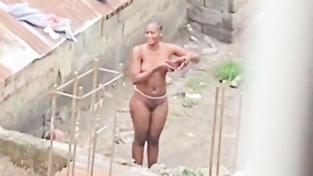 Naked African queen caught bathing outside in public - 3 image