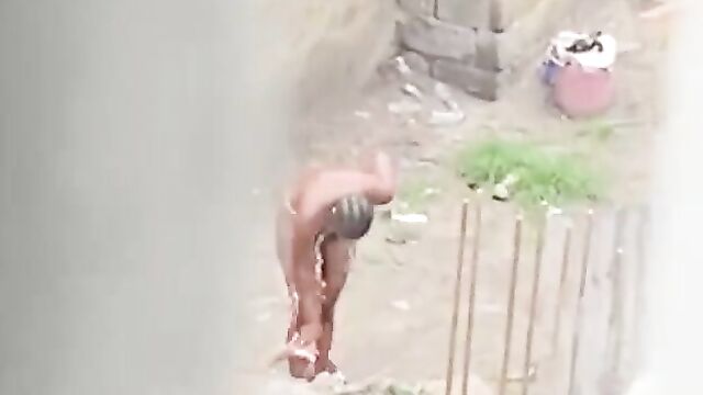 Naked African queen caught bathing outside in public - 4 image