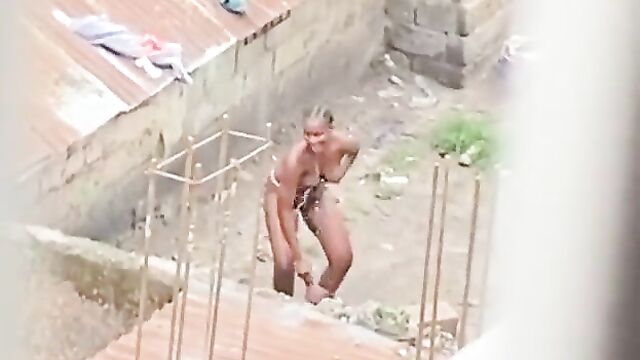 Naked African queen caught bathing outside in public - 5 image