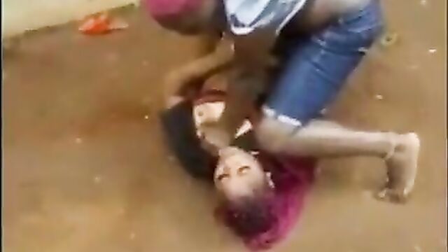 Breasts pop out as 2 Nigerian girls fight dirty in public allegedly over a rich sugar daddy - 1 image