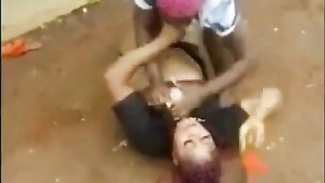 Breasts pop out as 2 Nigerian girls fight dirty in public allegedly over a rich sugar daddy - 4 image