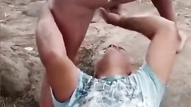 Girlfriend pees on her boyfriend’s face in public - 1 image