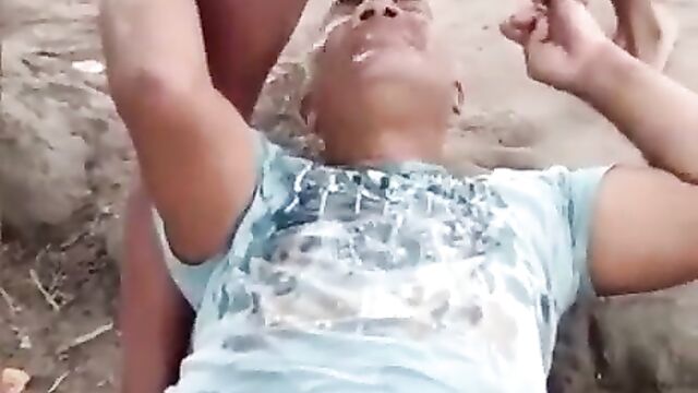 Girlfriend pees on her boyfriend’s face in public - 3 image