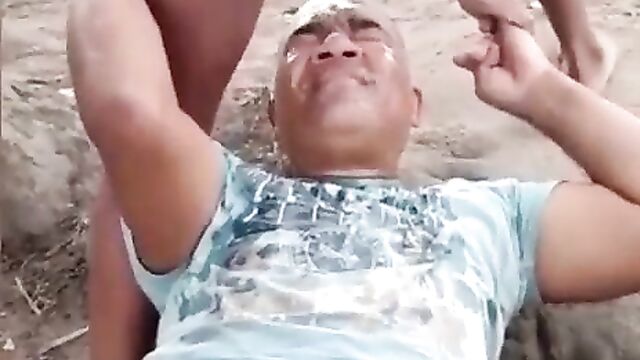 Girlfriend pees on her boyfriend’s face in public - 4 image